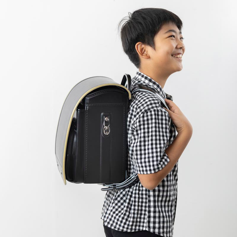 713 軽量牛革ハイブリッド クラリーノ®F キューブ型 黒×ゴールド